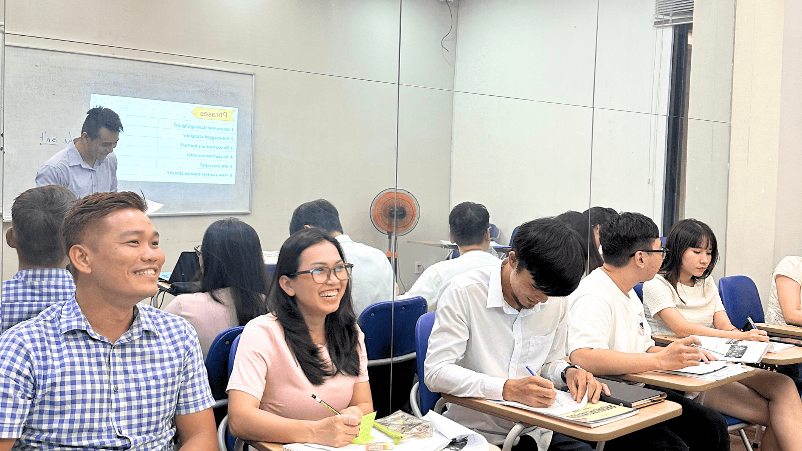Hình ảnh lớp học tại trung tâm Tiếng Anh 
